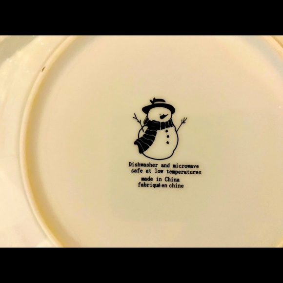 Red and white porcelain Plates & Mugs 8 Pc Set Snowman Pattern 4 mugs 4 plates - Picture 5 of 5